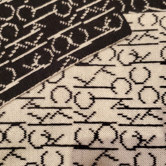 Calvin Klein scarf - Picture 4 of 5